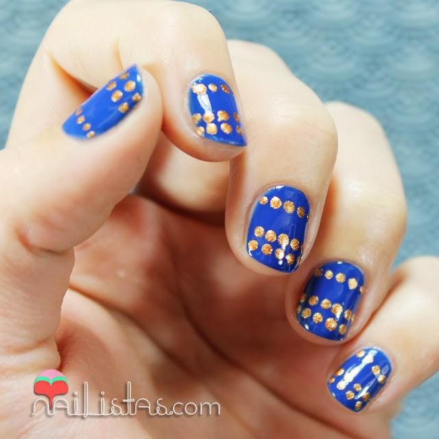 Uñas decoradas con lunares
