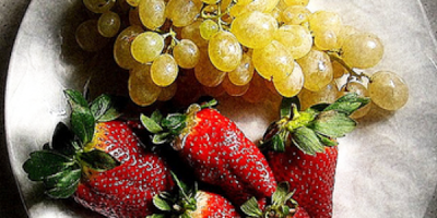 Recetas postres fresas y uvas con caramelo