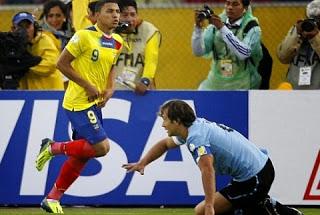 ECUADOR VENCE A URUGUAY Y SE ACERCA AL MUNDIAL