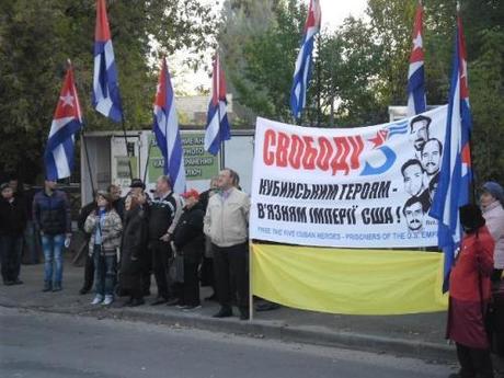 Ucrania ató cintas amarillas a los árboles por la libertad de los Cinco Héroes Cubanos Ucrania ató cintas amarillas a los árboles por la libertad de los Cinco Héroes Cubanos