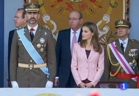 Dña. Letizia espléndida de rosa y burdeos en el desfile de la Fiesta Nacional