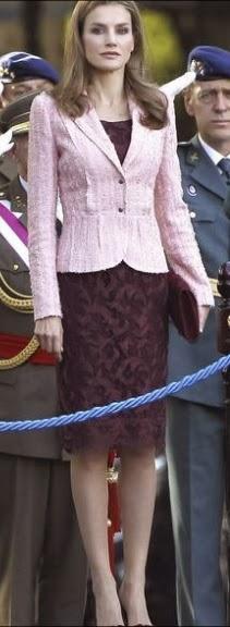 Dña. Letizia espléndida de rosa y burdeos en el desfile de la Fiesta Nacional