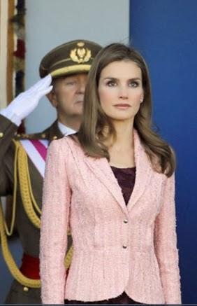 Dña. Letizia espléndida de rosa y burdeos en el desfile de la Fiesta Nacional