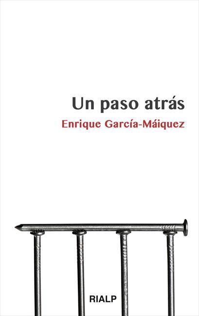 Un paso atrás (Rialp)