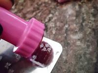 Rosas blancas sobre fondo negro.