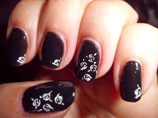 Rosas blancas sobre fondo negro.