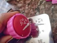 Rosas blancas sobre fondo negro.