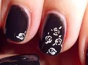 Rosas blancas sobre fondo negro.