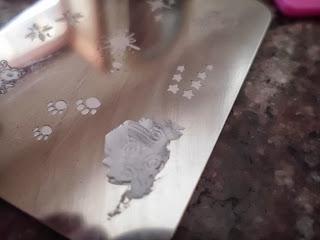 Rosas blancas sobre fondo negro.