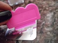 Rosas blancas sobre fondo negro.