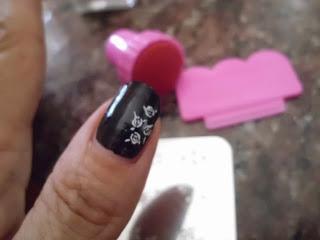 Rosas blancas sobre fondo negro.