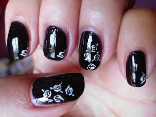 Rosas blancas sobre fondo negro.