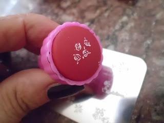 Rosas blancas sobre fondo negro.