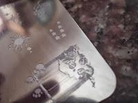 Rosas blancas sobre fondo negro.