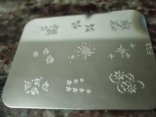 Rosas blancas sobre fondo negro.