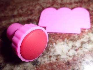 Rosas blancas sobre fondo negro.