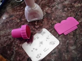 Rosas blancas sobre fondo negro.