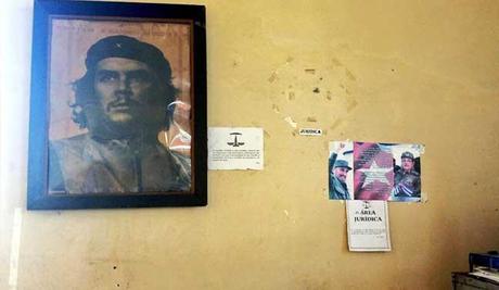 cuado del che empresa cubana yusnaby blog cuba El duro trabajo de cuidar un cuadro del Che Yusnaby noticias de Cuba economia cubana economia cuba blog cuba 