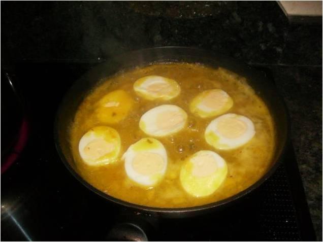 HUEVOS  DUROS  EN  SALSA