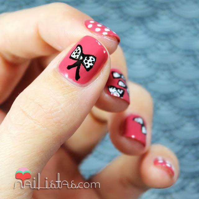Uñas cortas decoradas con lacitos