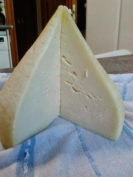 Galletas, queso y membrillo.