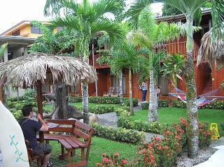 Patio interor del Arenal Hostel Resort, La Fortuna, Costa Rica