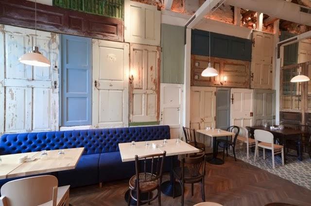 Bon: Un restaurante con puertas por todas partes