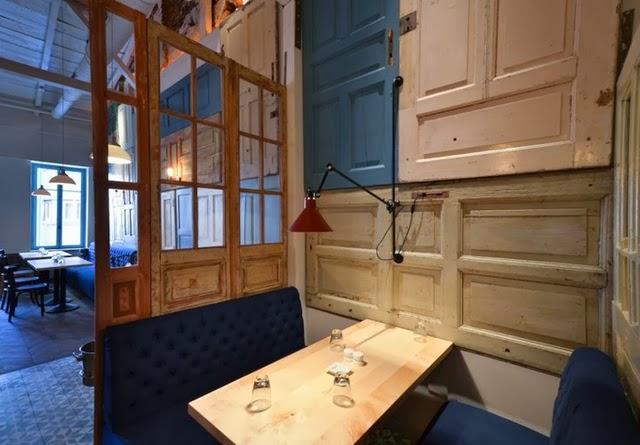 Bon: Un restaurante con puertas por todas partes