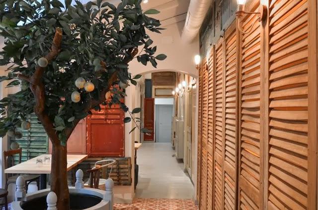 Bon: Un restaurante con puertas por todas partes