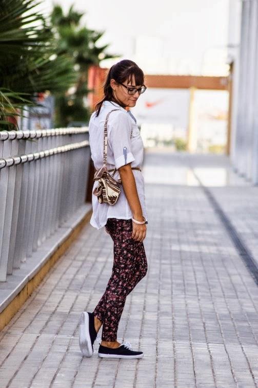 navy, azul, estampado flores, flower print, camisa blanca, mochila, zapatillas, look otoño, look casual, 