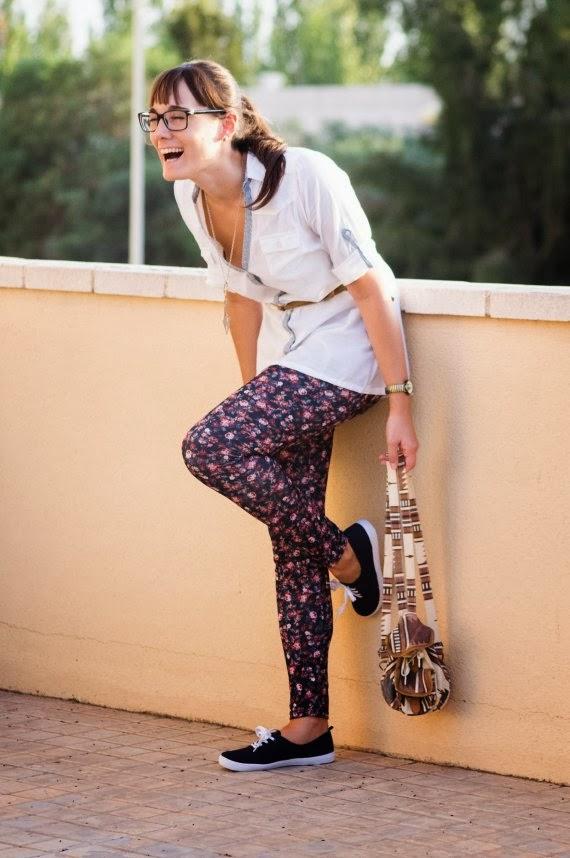 navy, azul, estampado flores, flower print, camisa blanca, mochila, zapatillas, look otoño, look casual, 