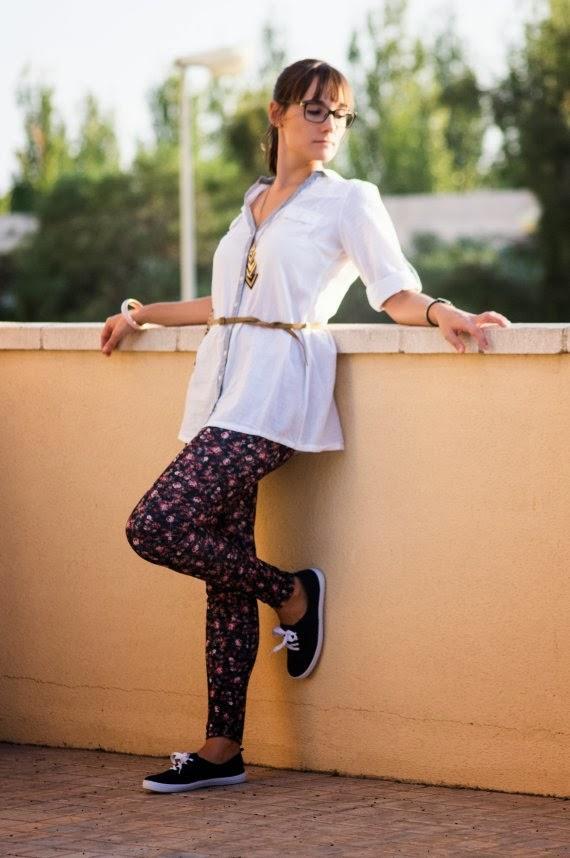 navy, azul, estampado flores, flower print, camisa blanca, mochila, zapatillas, look otoño, look casual, 