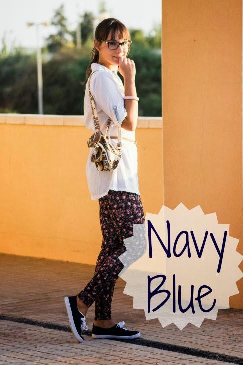 navy, azul, estampado flores, flower print, camisa blanca, mochila, zapatillas, look otoño, look casual, 