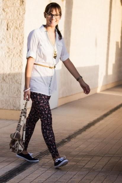 navy, azul, estampado flores, flower print, camisa blanca, mochila, zapatillas, look otoño, look casual, 