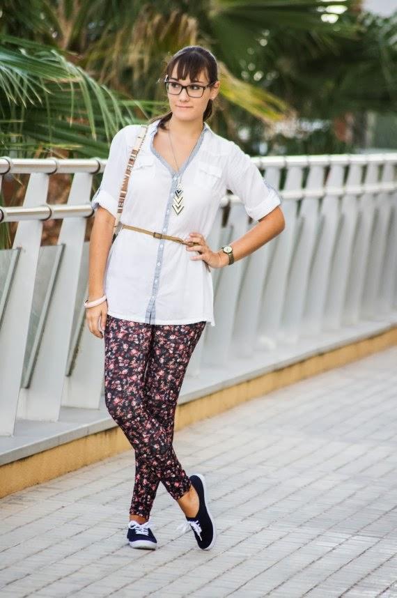 navy, azul, estampado flores, flower print, camisa blanca, mochila, zapatillas, look otoño, look casual, 