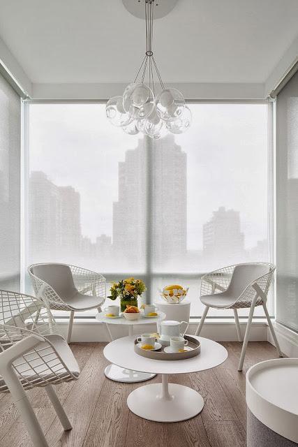 Una casa blanca, gris y amarilla