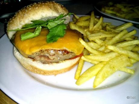 LU&CIA;: Una hamburguesa casera, casera. LU&CIA;: Una hamburguesa casera, casera.