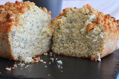 Cake de semillas de amapola y crujiente de avellanas