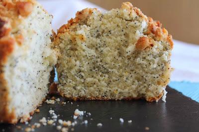 Cake de semillas de amapola y crujiente de avellanas