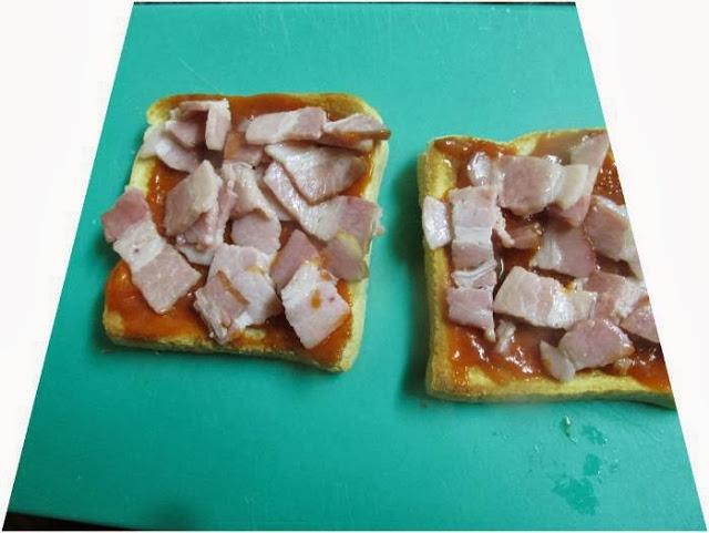 CANAPÉS - PIZZAS CON SALSA BARBACOA