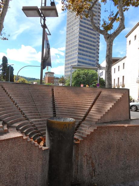 MONUMENTO A LOS SANTPERE, EN LA RAMBLA DE SANTA MÓNICA DE BARCELONA...14-10-2013...