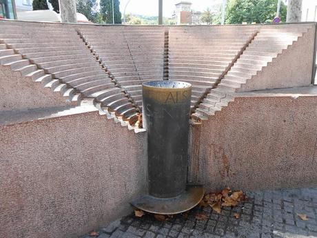 MONUMENTO A LOS SANTPERE, EN LA RAMBLA DE SANTA MÓNICA DE BARCELONA...14-10-2013...
