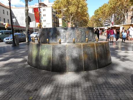 MONUMENTO A LOS SANTPERE, EN LA RAMBLA DE SANTA MÓNICA DE BARCELONA...14-10-2013...