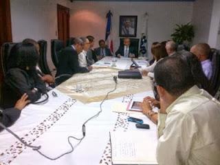 Gobierno reajustará 10% a salarios médicos.