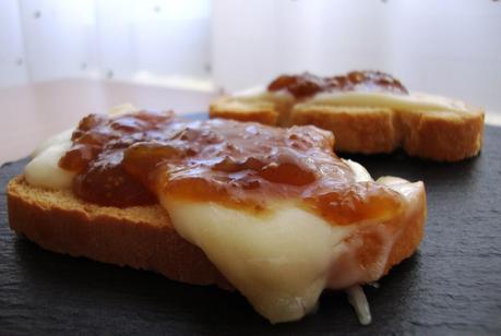 Pincho de queso con mermelada de higo con reducción de Pedro Ximenez