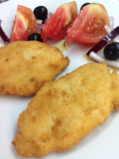 PECHUGAS REBOZADAS CON BECHAMEL DE PIMIENTOS