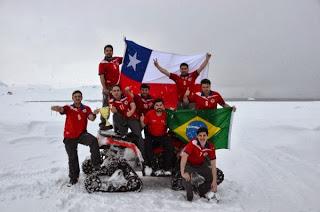 HABITANTES DE LA ANTÁRTICA CHILENA FESTEJAN LOGRO DE SELECCIÓN NACIONAL