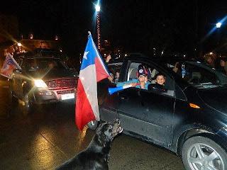 HINCHAS MAGALLÁNICOS FESTEJARON CLASIFICACIÓN CHILENA AL MUNDIAL DE FÚTBOL