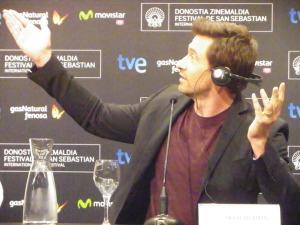 Hugh Jackman bromea con el traductor, australiano como él, en la rueda de prensa