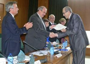 Luis Callejón recibe el premio de manos del rector de la UPM, Carlos Conde